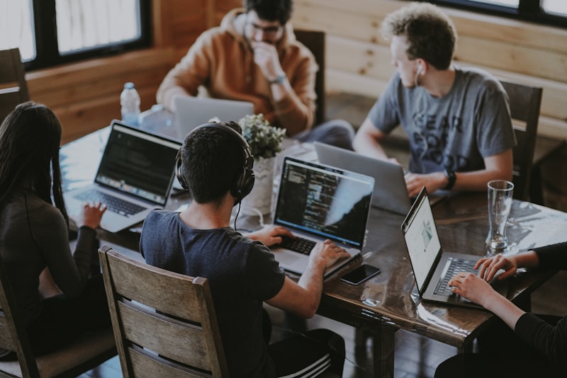 Collaborateurs de production planifiant un plan de montage